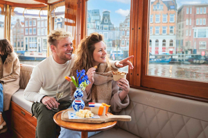 Amsterdam: Grachtenrundfahrt mit Blasen & Bissen