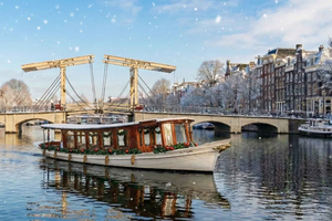 Amsterdam: Canal Cruise with Local Guide and Optional Drinks