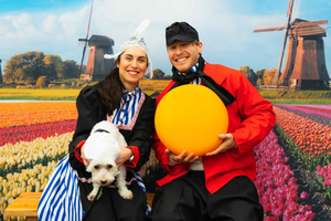 Fotoseanse i nederlandsk folkedrakt i Amsterdam på Albert Cuyp-markedet