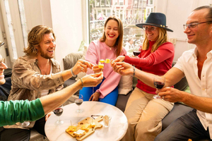 Amsterdam: Food Tour with Drinks by Spui, Canals and Jordaan