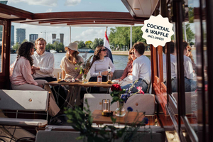Amsterdam: Luxury Saloon Boat Cruise Incl Cocktails & Waffle