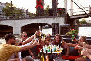 Amsterdam: Private Cruise with Drinks & Optional Snacks