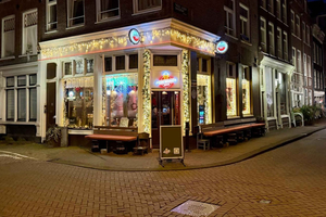 Bierverkostung in einem traditionellen niederländischen Brown Café