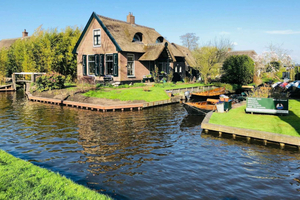 Explore Giethoorn in a Private Tour with Driver