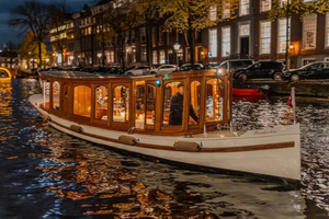 Luxury intimate Canal Cruise with Drinks