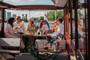 Barco-salão de luxo na Praça Dam com opção de queijos e spritzers