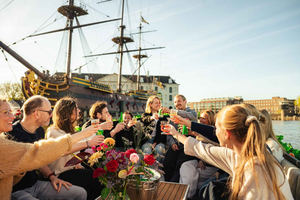 Private Canal Cruise in German + Unlimited Drinks