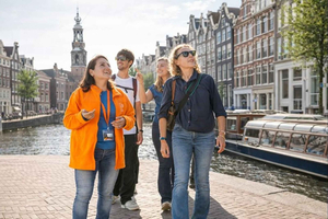 Amsterdam: Small Group Walking Tour with Cheese Tasting