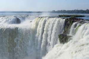Wasserfälle auf argentinischer und brasilianischer Seite an einem Tag mit französischsprachigem Guide vor Ort