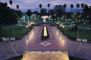 Mendoza: Guided walking tour of the historic center plus a Mendoza snack.