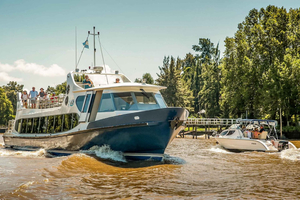 Tigre: barca premium che naviga verso Puerto Madero