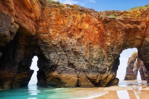A partir de A Coruña: Excursão guiada de um dia a Lugo e à Praia das Catedrais