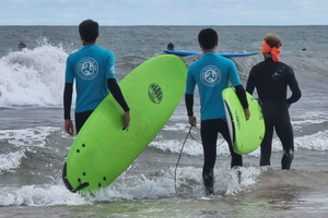 Llanes: aula de surfe na praia de San Antolín com instrutor