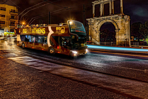Atenas: tour nocturno con guía en vivo en autobús descapotable