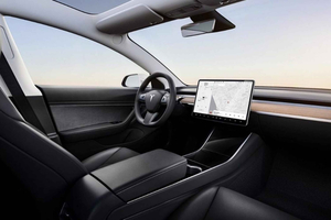 Førsteklasses velkomst i Athen: Oplevelse med Tesla i Rivieraen og ved søen