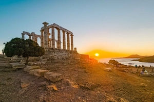 Pireuksen satamasta: Ateena, Poseidonin temppeli ja Sounion ranta