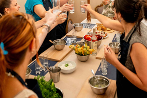Degustacja ouzo i lekcja gotowania greckich meze w Atenach