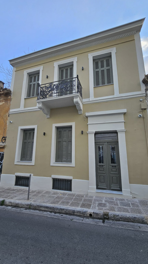 Living Yard Acropolis