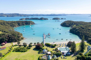 Auckland: 2-Day Bay of Islands Small Group Tour with Cruise