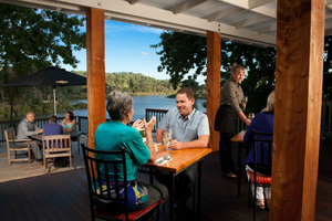 Auckland: Scenic Boat Cruise to the Riverhead Tavern