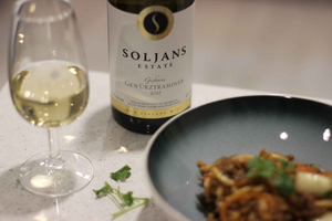 From Auckland: Small Group Kumeu Wine Tour with Lunch