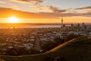 Mount Eden Guided Sunset Walking Tour