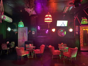 Flamingos Bar & Lounge