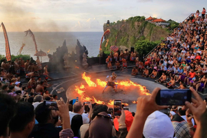 Uluwatu: tour a pie por el templo y danza Kechak al atardecer/por la noche