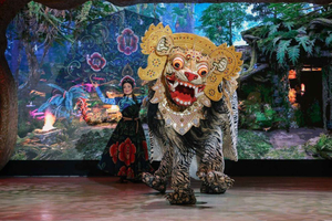 Entrada al GWK de espectáculo nocturno de barong con tour por la parte superior de la estatua