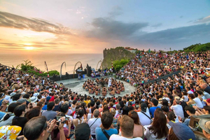 Bali: Kecak Fire Dance Show og inngangsbillett til Uluwatu-tempelet