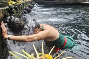 Bali: Melukat Ritual and Night Market Food Tour