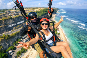 Paragliding-opplevelse på Bali ved Pandawa Beach med instruktør