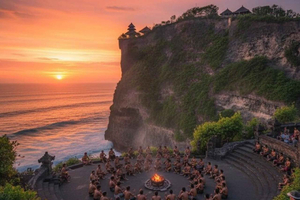 Bali: Suluban Beach, Uluwatu Temple & Jimbaran Dinner Tour