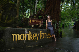 Bali/Ubud: Kanto Lampo Waterfall, Monkey Forest & Swing Tour