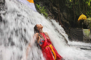 Purificación balinesa en un templo de agua sagrada con un guía local.