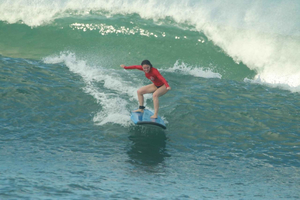 Canggu: clase de surf privada y en grupo con un monitor de la ISA