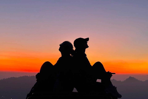 jeep al amanecer para parejas y vistas del volcán desde Akasa Cafe