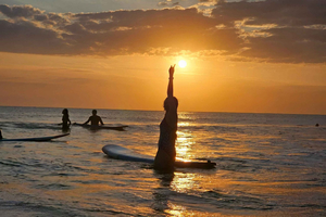 clase de surf en la playa de Kuta (1 hora, monitor local)