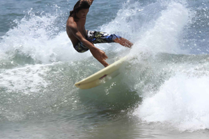 clase de surf con monitor en la playa de Kuta