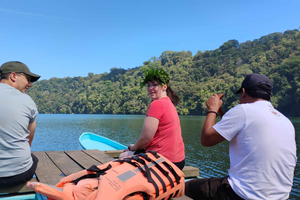 paseo en barco tradicional por el lago Tamblingan y tour de senderismo
