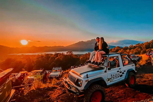 tour personalizable en jeep y bicicleta al amanecer por el monte Batur