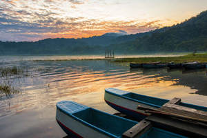 experiencia de canoa al amanecer en el lago Tamblingan de Munduk