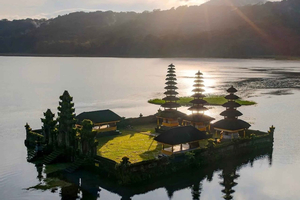 Munduk: Twin Lakes Trek, Canoe & Temple Tour