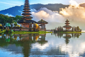 North Bali: Ulun Danu, Waterfalls, Swing and Monkey Forest