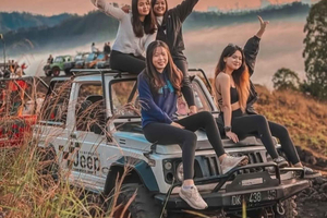 Tour privado en jeep al atardecer por el monte Batur y una plantación de café