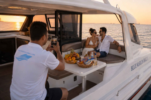 romantica crociera privata al tramonto sullo yacht Blue Marlin con foto