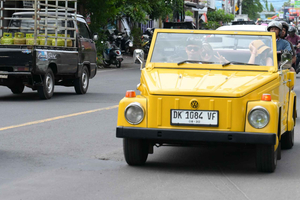 tour de la ciudad de Singaraja en un VW clásico (crucero)