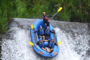 aventura de rafting y tirolina por el río Telaga Waja