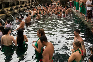 cerimonia Melukat a Tirta Empul e tour di guarigione sonora