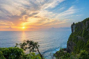 tour por Uluwatu, GWK, playa de Melasti y danza Kechak del fuego.